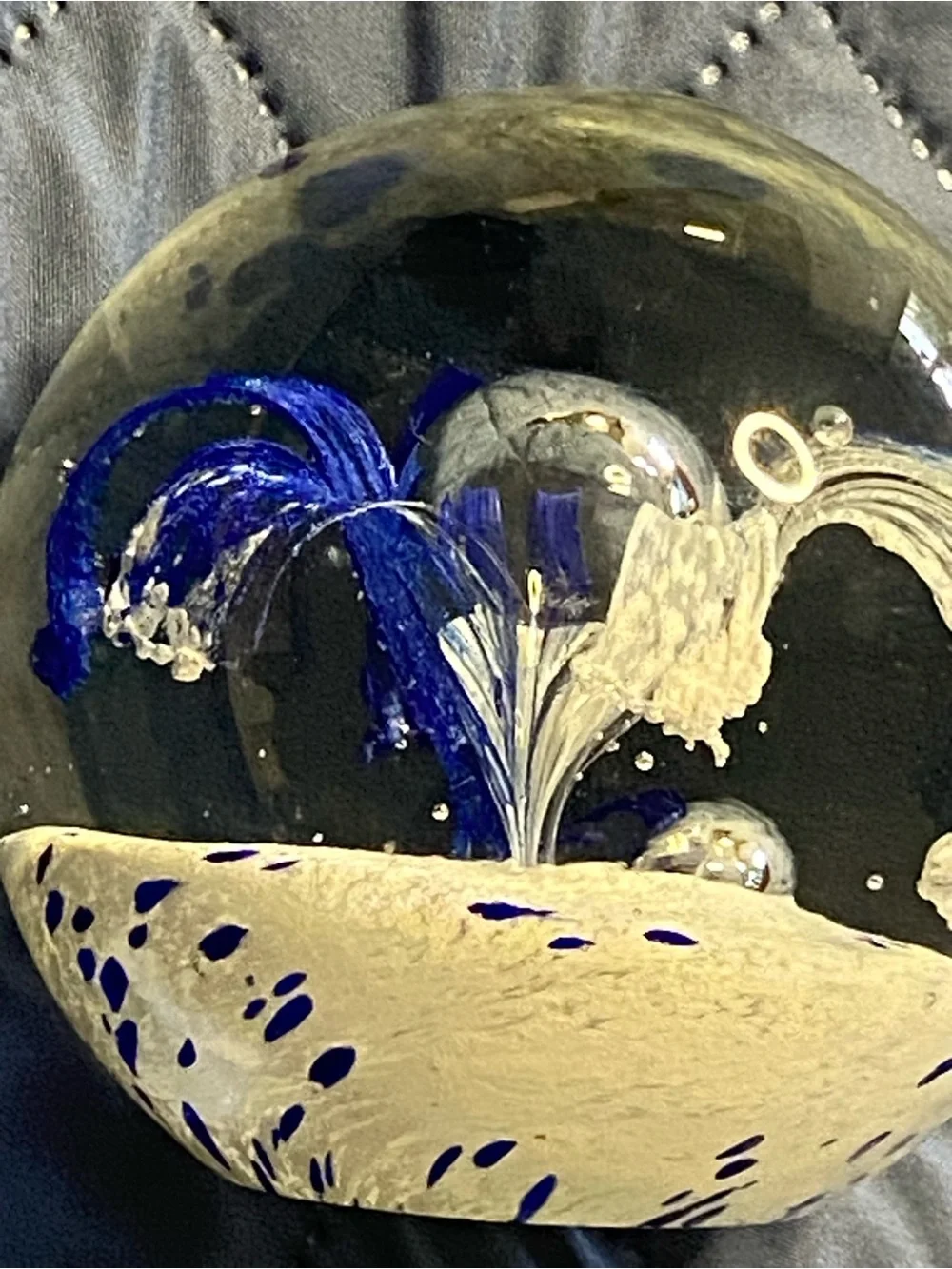 MURANO Blown Glass BUBBLE-Center Blue-White Flower Art Blue Speckled Paperweight